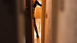 Biondina in lingerie e tacchi a spillo Mostra culo sodo e fica depilata Ofans