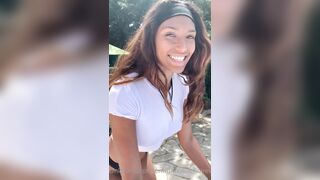 Emmanuella tiene in forma il suo culo di marmo