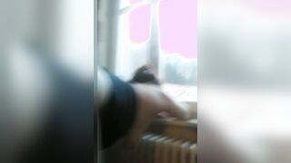 Chiavata alla finestra per il piacere dei vicini