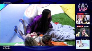 Oriana Marzoli si fa palpare il culo al GFVip