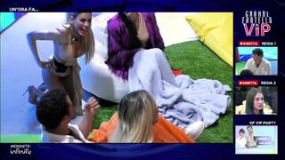 Oriana Marzoli si fa palpare il culo al GFVip