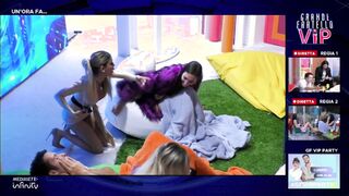 Oriana Marzoli si fa palpare il culo al GFVip