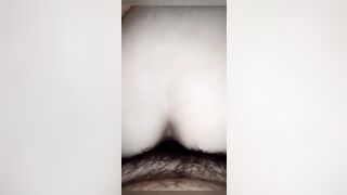 Morettina si fa scopare dal marito sul divano a pecorina