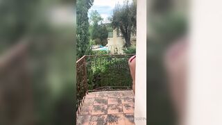 Emmanuelle nuda sul balcone Of