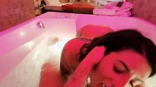 Pompino moglie italiana nell'idromassaggio