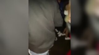 Ragazza italiana beccata a fare un pompino in discoteca