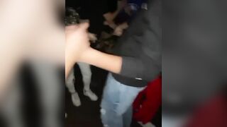 Ragazza italiana beccata a fare un pompino in discoteca