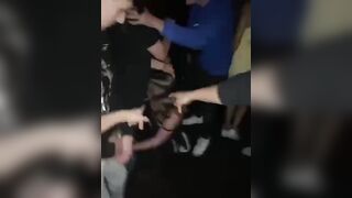 Ragazza italiana beccata a fare un pompino in discoteca