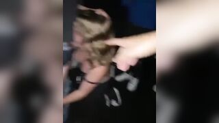 Ragazza italiana beccata a fare un pompino in discoteca