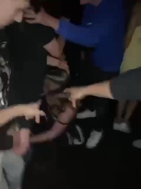 Ragazza italiana beccata a fare un pompino in discoteca