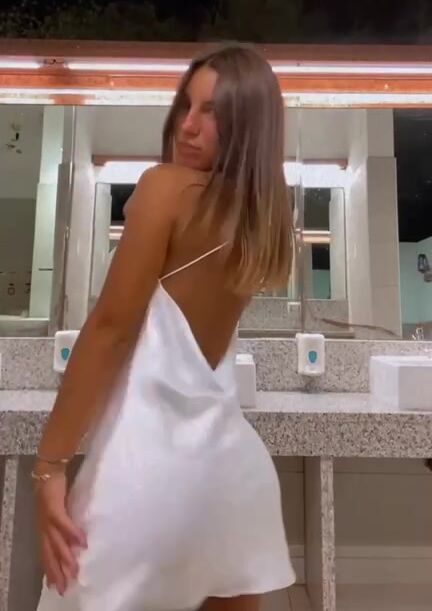 Diciottenne fica mostra il bel culo