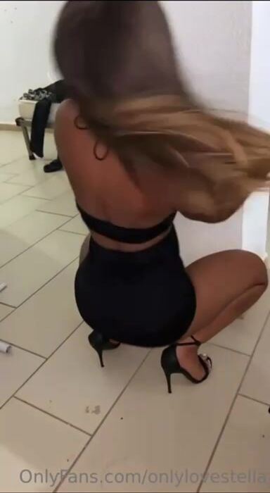 Bel culo diciottenne che balla tacchi e minigonna
