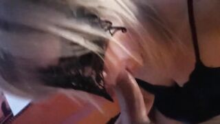 Moglie lo succhia fino a farlo venire