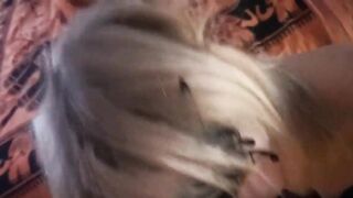 Moglie lo succhia fino a farlo venire