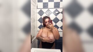 Le esplodono le tettone a questa porca