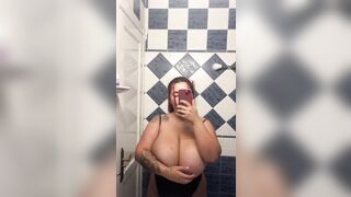 Le esplodono le tettone a questa porca