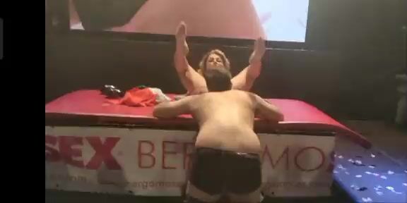 Noemi Blonde si fa leccare la fica da un fan al bergamosex