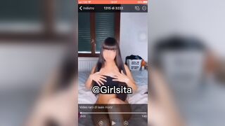 Ale si masturba e si fa scopare col dildo dall'amica