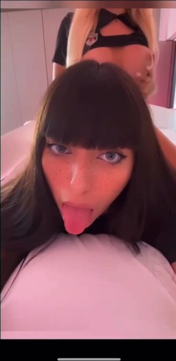 Ale si masturba e si fa scopare col dildo dall'amica