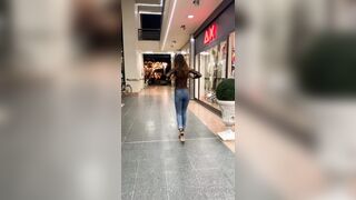 Tette al centro commerciale