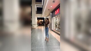 Tette al centro commerciale