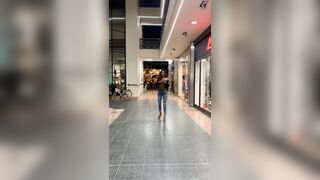 Tette al centro commerciale