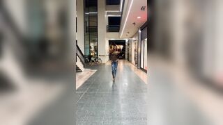 Tette al centro commerciale