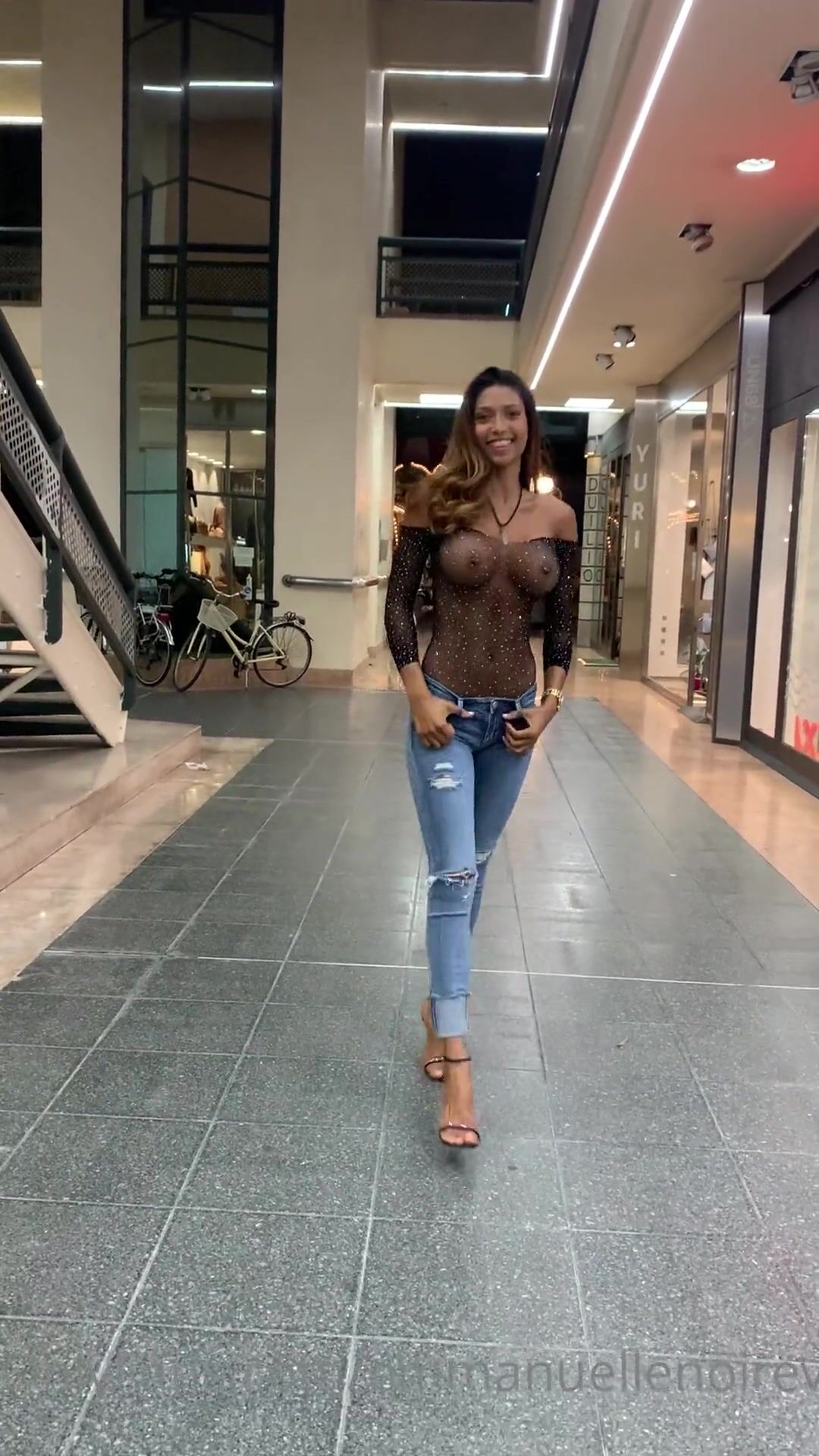 Tette al centro commerciale