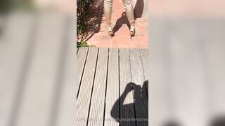 Meravigliosa Emmanuelle passeggiando nuda sul terrazzo