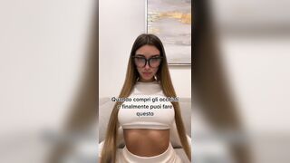 Diciottenne italiana tettona