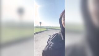 Pompino con ingoio nel parcheggio