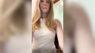 Giondina italiana si masturba in bagno