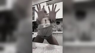 Bionda italiana con grosse tette tiktok