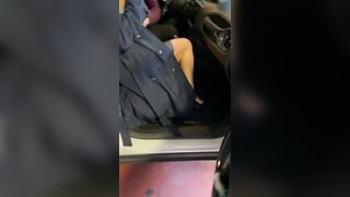 Le mani di un diciottenne che palpno mia moglie matura