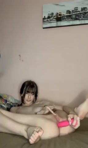 Ragazza italiana morettina si masturba il culetto col vibratore