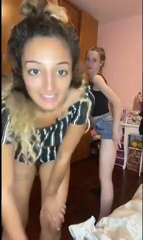 Sandrina in live con amica twerking