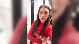 Italiana viene cacciata dall'autogrill perchè mostra le tette