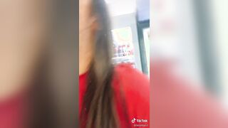 Italiana viene cacciata dall'autogrill perchè mostra le tette