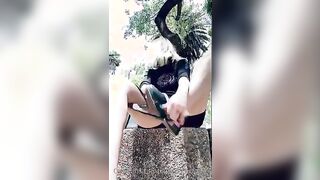 Ragazza esibizionista in pubblico senza perizoma