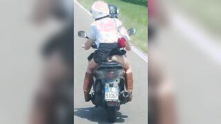 GUARDA CHE ROBA...SI VEDE TUTTO E IO TI RIPRENDO