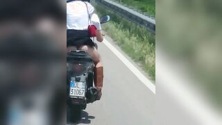 GUARDA CHE ROBA...SI VEDE TUTTO E IO TI RIPRENDO