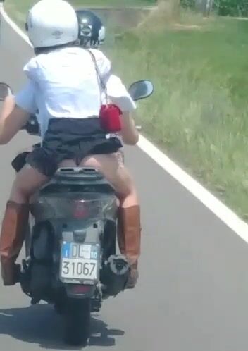 GUARDA CHE ROBA...SI VEDE TUTTO E IO TI RIPRENDO