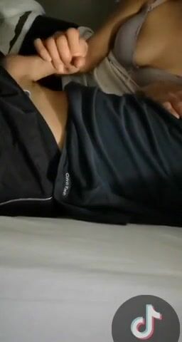 Ragazza italiana sega amico su Tik Tok