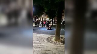 Ragazze esibizioniste in Piazza Archinto a Milano