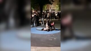Ragazze esibizioniste in Piazza Archinto a Milano