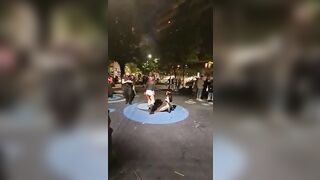 Ragazze esibizioniste in Piazza Archinto a Milano