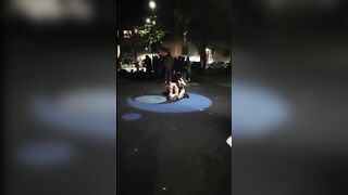 Ragazze esibizioniste in Piazza Archinto a Milano