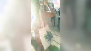 E' un esperimento sociale...Studentessa cammina nuda in città