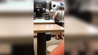 Glielo vuole mettere mentre ordina il panino - Al McDonald lui voglioso e lei troia