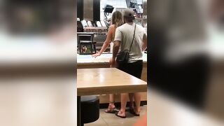 Glielo vuole mettere mentre ordina il panino - Al McDonald lui voglioso e lei troia